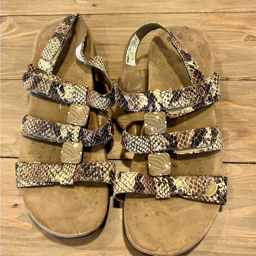 Vionic sandals size 9, snake pattern